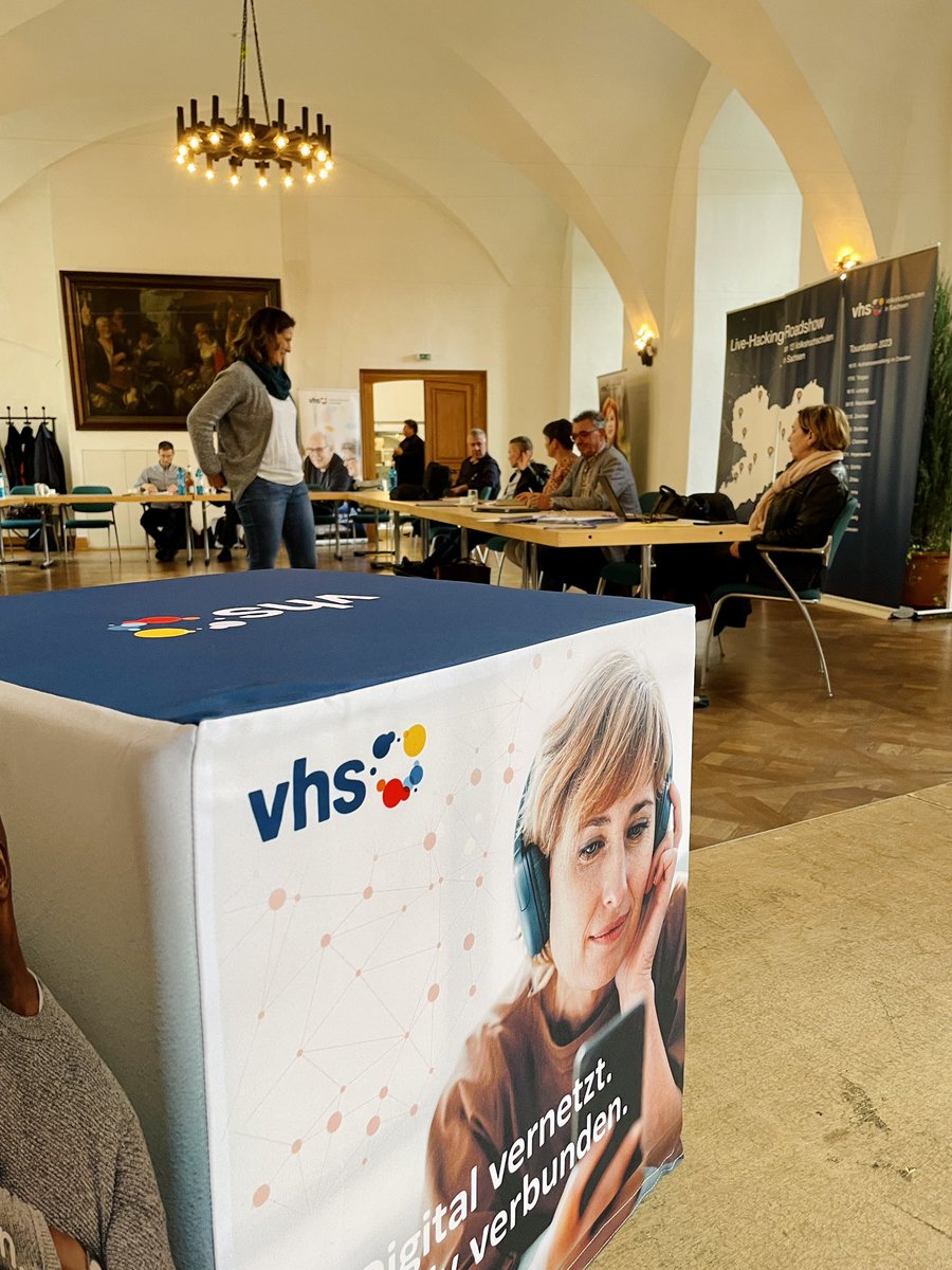 Leiterinnen und Leiter der #vhs in #Sachsen treffen sich heute im Schloss #Hoyerswerda, um sich über Praxisbeispiele kommunaler Entwicklungsarbeit unter Beteiligung von Volkshochschule auszutauschen.