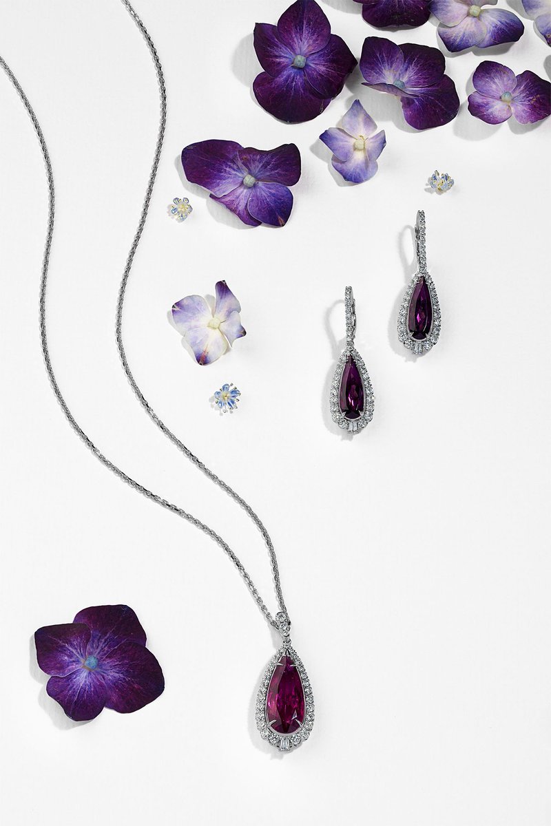 CrisscutNewYork's tweet image. Let it rain pink tourmalines! This beautiful gemstone set adds a pop of color and a touch of elegance to your fashion-forward look. 

Click Here:
bit.ly/3EzQP3e

#madeinnewyork #christopherdesigns #uniquenecklace #pinktourmalinependant #pinktourmalineearrings #gemstones