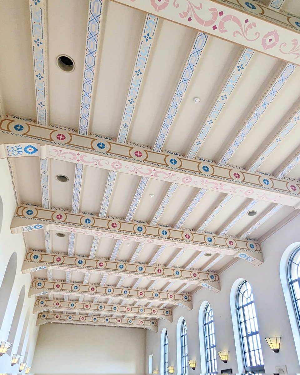 askaterrace's tweet image. 私が個人的に最も見たかったものの一つは、コチラの天井。美しくも可愛らしい装飾に心ときめきます🥹　温かみのある木のイスとテーブルや、手元を照らす卓上ライトなどの備品ふくめて、この図書館はヴォーリズの優しさが詰まっている気がします😌

#神戸女学院