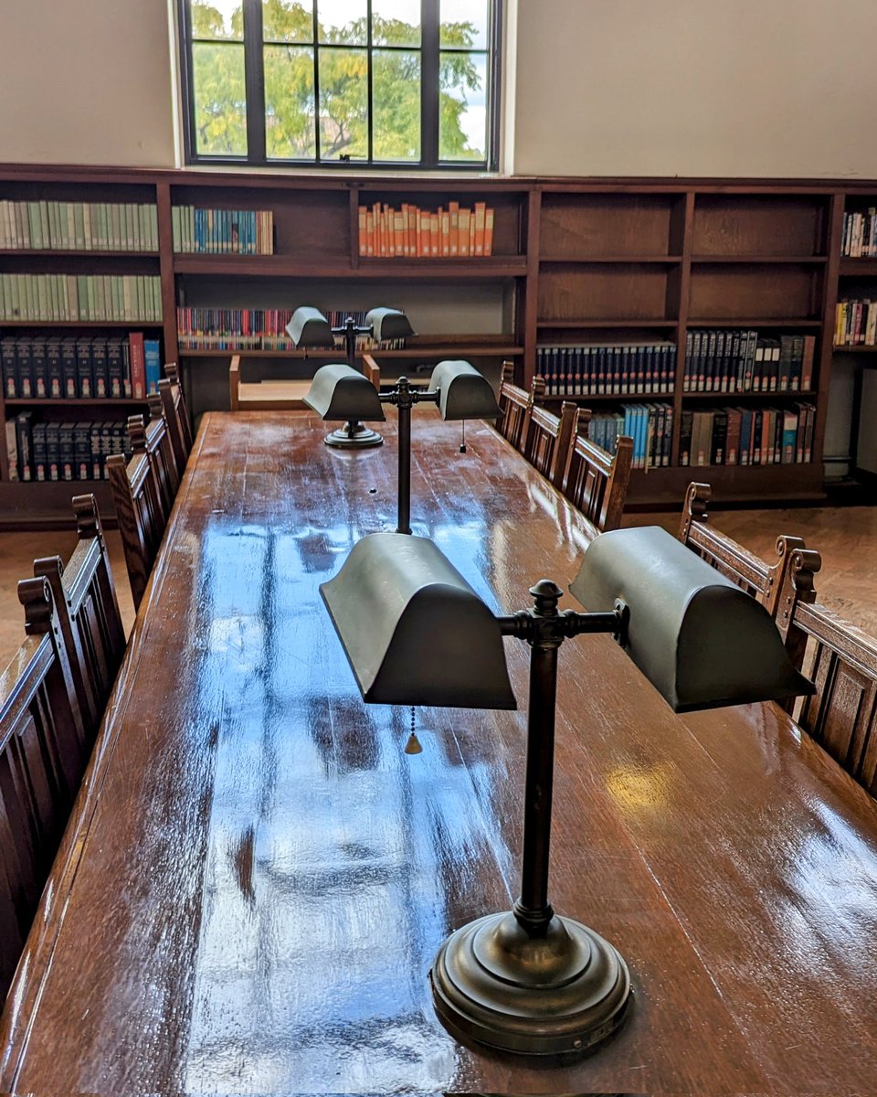 askaterrace's tweet image. 私が個人的に最も見たかったものの一つは、コチラの天井。美しくも可愛らしい装飾に心ときめきます🥹　温かみのある木のイスとテーブルや、手元を照らす卓上ライトなどの備品ふくめて、この図書館はヴォーリズの優しさが詰まっている気がします😌

#神戸女学院