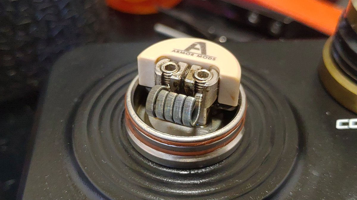 mackorin92's tweet photo. 今夜はARMORをビルドしてフルセット　#vape #armormod #armormech https://t.co/DpDP1LTo7o