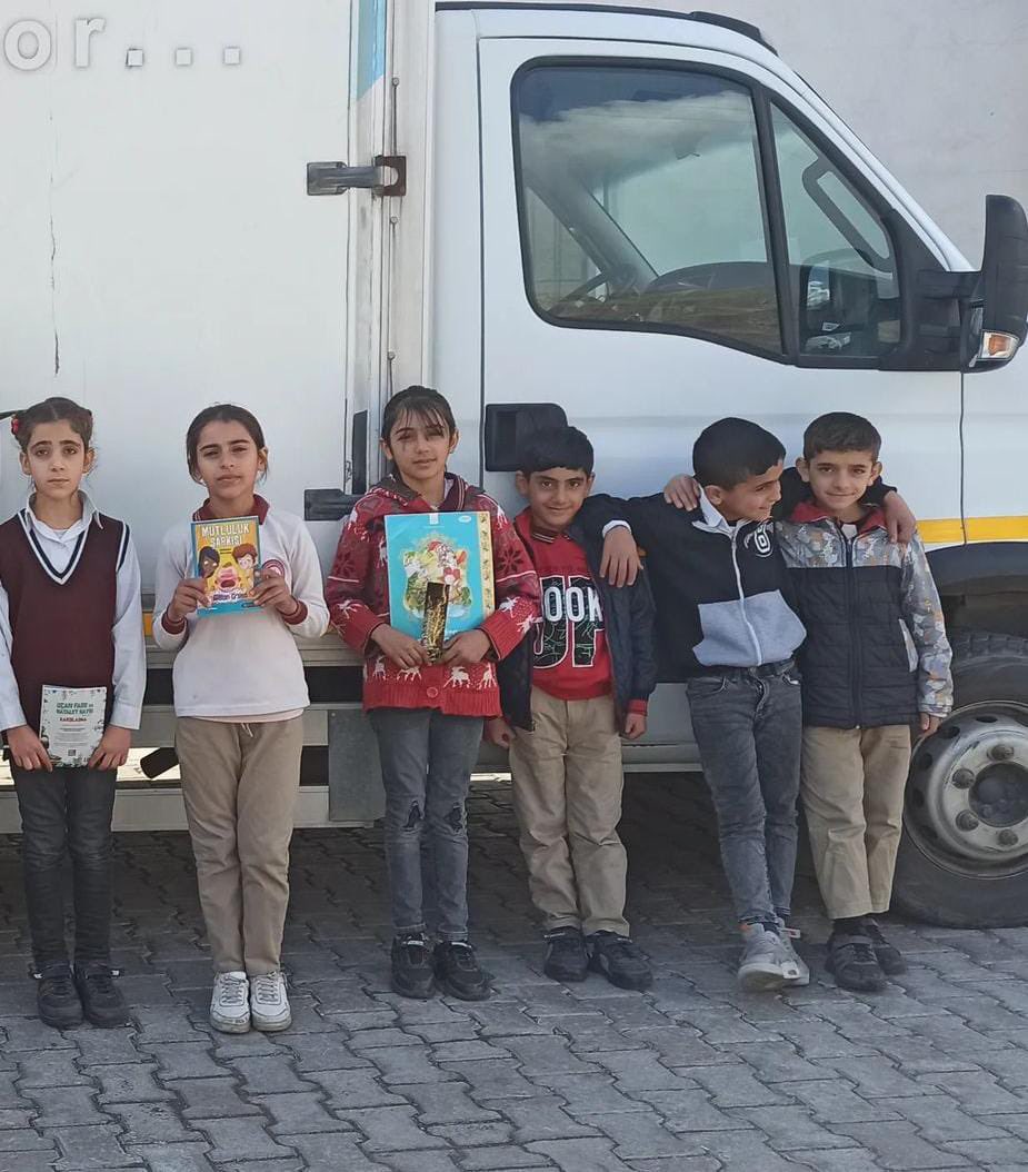 hakkarikutup's tweet photo. Gezici Kütüphanemiz Hakkari/Köprülü Köyüne bilgi taşımaya devam ediyor.
@TCKulturTurizm 
@HakkariValiligi @KTBKYGM @etkinkutuphane @idrisagacanoglu @haimbozdoan https://t.co/UzmYl77V8G