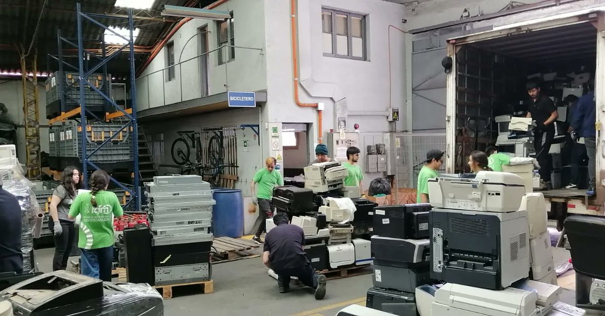 Chilenter's tweet photo. ¡RÉCORD! Realizamos una nueva RECICLATÓN junto a @CampusSustFCFM en la que se superaron todos los pronósticos...

14.675 Kg, es decir, más de 14.5 toneladas de RAEES ♻️ que se lograron acopiar y que ya están en Chilenter para ser tratadas de manera correcta y sustentable. https://t.co/goG0fz0i6i