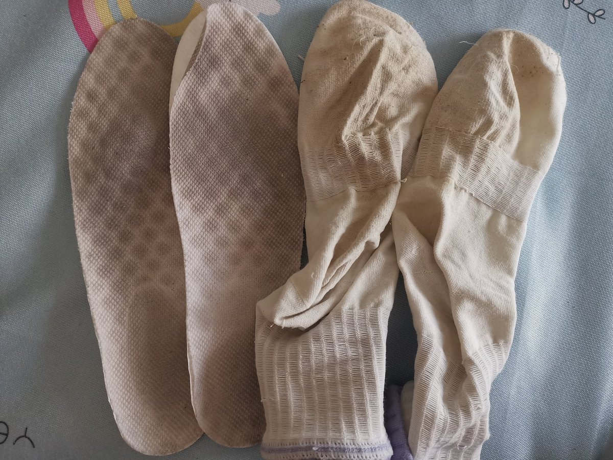 随手发个以前的重口棉袜和内裤的照片，鞋垫也有，很重的那种，黄金圣水预订一波 https://t.co/vlNTQLezjE