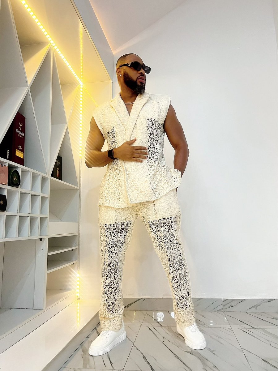 chris_okagbue's tweet photo. I go away for a sec and yโall forgot who the red carpet prince is? ๐คฆ๐พโโ๏ธ
Stop playing and allow me jog your memory ๐คช
About last night at @Mai_Atafo SSโ24 Fashion Show
Outfit: Telvin Nwafor
#lagosnights #outside #fashionshow #atafo #maiatafo #actor #model #chrisokagbue https://t.co/taef2kMKx3