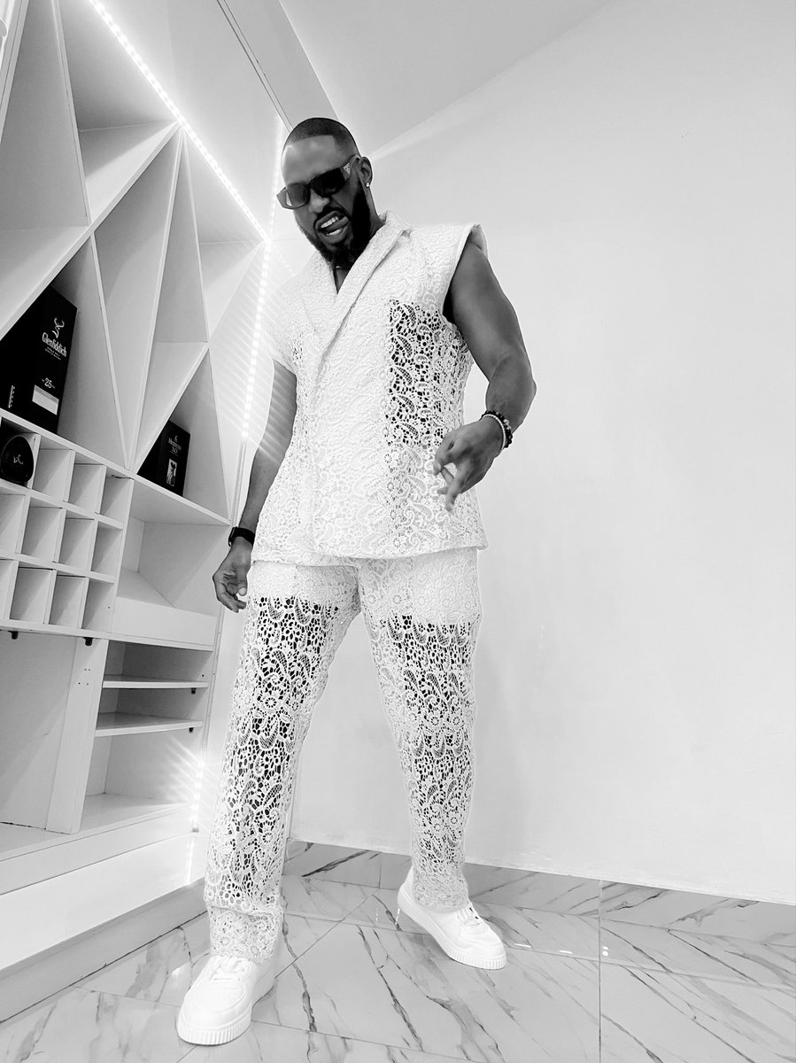 chris_okagbue's tweet photo. I go away for a sec and yโall forgot who the red carpet prince is? ๐คฆ๐พโโ๏ธ
Stop playing and allow me jog your memory ๐คช
About last night at @Mai_Atafo SSโ24 Fashion Show
Outfit: Telvin Nwafor
#lagosnights #outside #fashionshow #atafo #maiatafo #actor #model #chrisokagbue https://t.co/taef2kMKx3