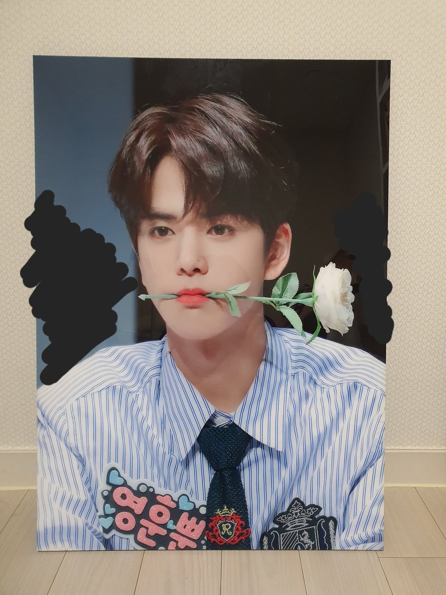 sellll_ing's tweet photo. 더보이즈 영훈 에떼퍼피 님 액자 양도
A2사이즈 운미포 2.2

방이 비쳐서 가렸어요 구매하시면 원본 보여드려요 서울-인천 직거래 선호

더보이즈 영훈 김영훈 포카 양도 액자 양도 은발 탈색 리빌 블룸블룸 https://t.co/pkLtTnlHpN