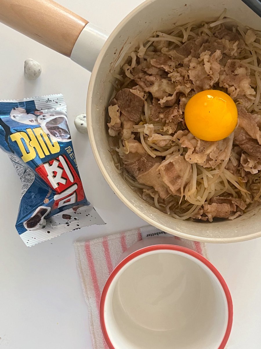 PINKS2ODA's tweet photo. 간단한데 맛있어서 이틀내내 해먹은
10분컷 우삼겹숙주찜 .. 🍲💛

레시피는❕
숙주 250g깔고 우삼겹 맘껏 올려서
물 한국자 멸치액젓 반국자
샘표 가쓰오국물 두국자
(2천얼마인데.. 사두면 오래씀 😍)
소금 후추 찔끔 덮어두고 7분간 끓이면 끝 ~ ♡ https://t.co/nThpgXH2qU
