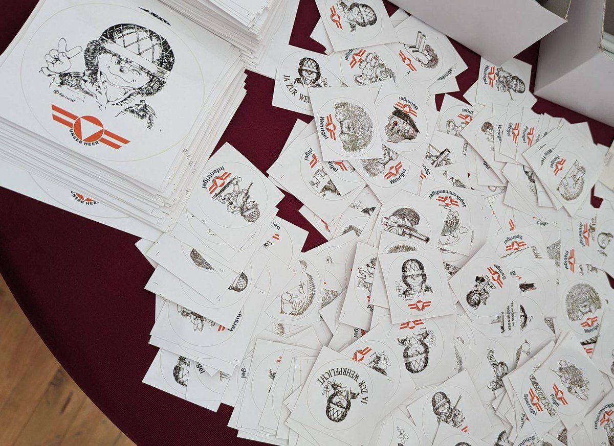 Der Igel ist zurück: Das <a href="/HGM_Wien/">HGM Wien</a> hat die Sticker neu aufgelegt und man kann sie im Zelt des HGM am Heldenplatz holen. #Bundesheer #NFT23