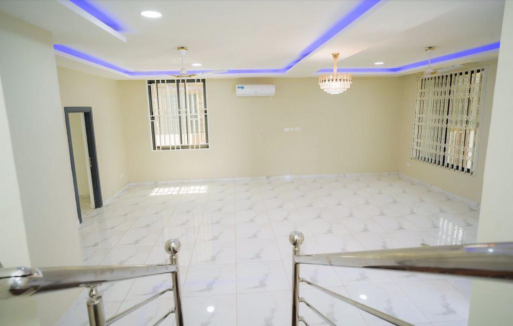 sheltermart's tweet image. Four 4-Bedroom Townhouse for Sale at Lashibi

Location: Lashibi, Accra, Ghana

Price: $290,000

(Ghana Cedis Equivalent)

Property Details Include:

#AllRoomsEnsuite
#PowderRoom
#GatedCommunity
#AirConditioning
#FittedKitchen
#FittedWardrobes
#AutomatedGate