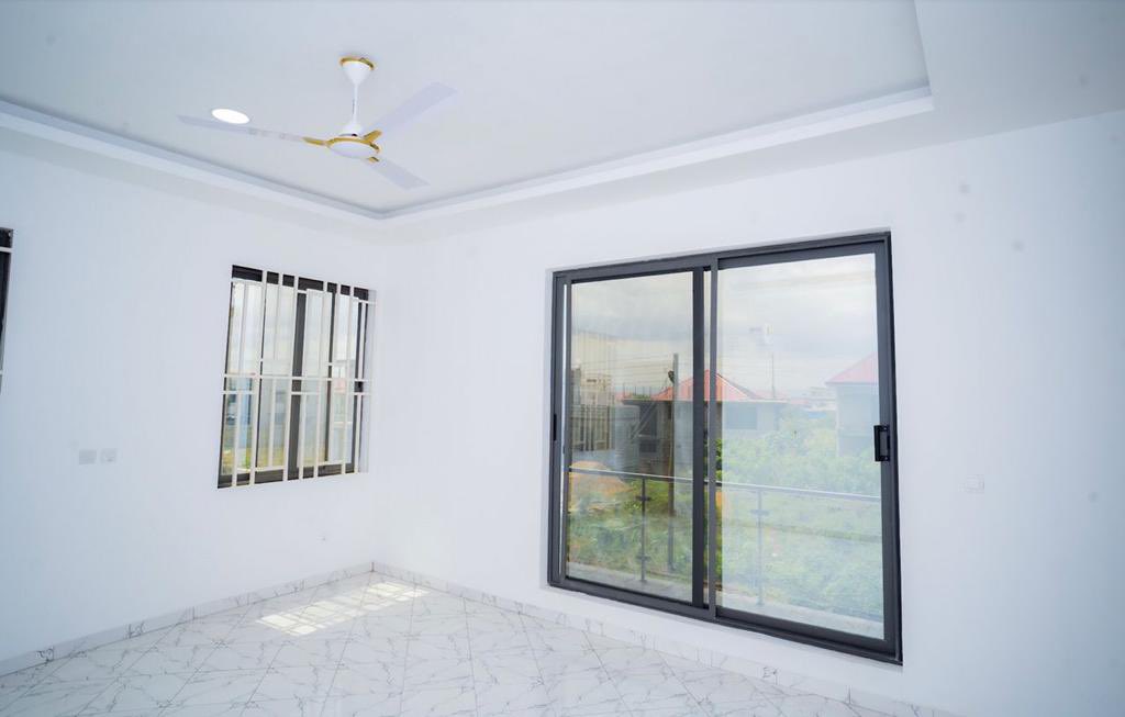sheltermart's tweet image. Four 4-Bedroom Townhouse for Sale at Lashibi

Location: Lashibi, Accra, Ghana

Price: $290,000

(Ghana Cedis Equivalent)

Property Details Include:

#AllRoomsEnsuite
#PowderRoom
#GatedCommunity
#AirConditioning
#FittedKitchen
#FittedWardrobes
#AutomatedGate