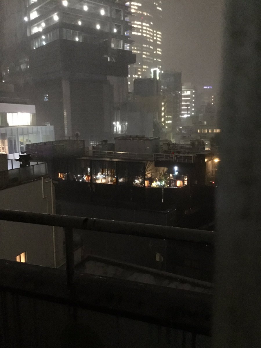 Tachihara_store's tweet photo. 六本木すごい雨です☔️
雹❄️も降ってます。 https://t.co/0uYoHyDIP7