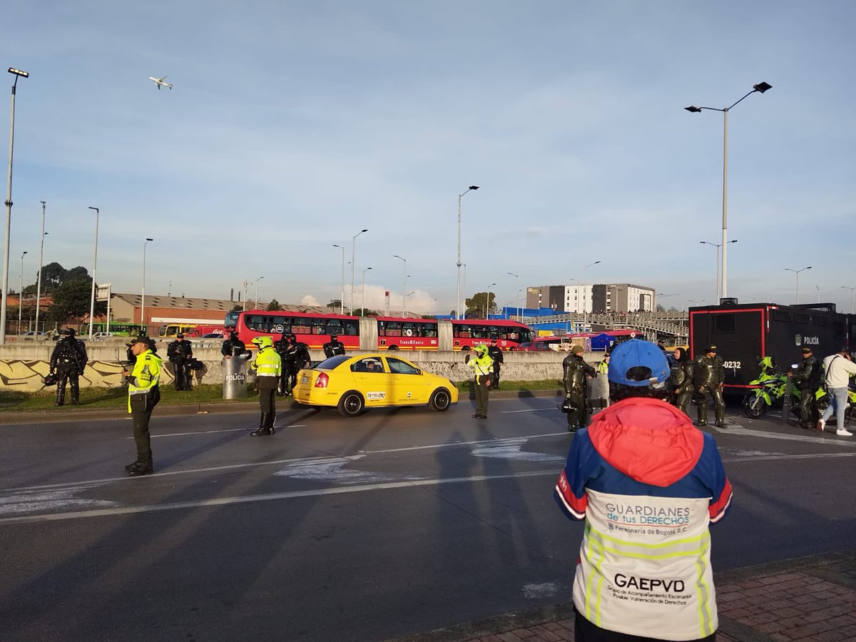 personeriabta's tweet photo. #AEstaHora A través del grupo #GAEPVD se hace acompañamiento a las movilizaciones previstas hoy en Bogotá. Durante la jornada garantizaremos el derecho a la protesta y también el de la movilidad de los ciudadanos en Bogotá.

#GuardianesDeTusDerechos https://t.co/FNxjZSrwd4