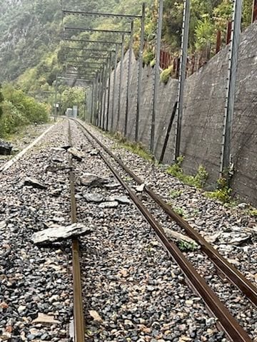 KarimTouati_'s tweet photo. #TempêteAline : Suite aux dégâts causés par les pluies les agents @SNCFReseau ont libéré la voie et réparé les filets protecteurs. Grâce à leur action rapide, les circulations interrompues entre Breil - Tende le 20/10 ont repris le 22/10 sur cet axe vital pour la vallée. Merci 🙏 https://t.co/pexYXf63nS