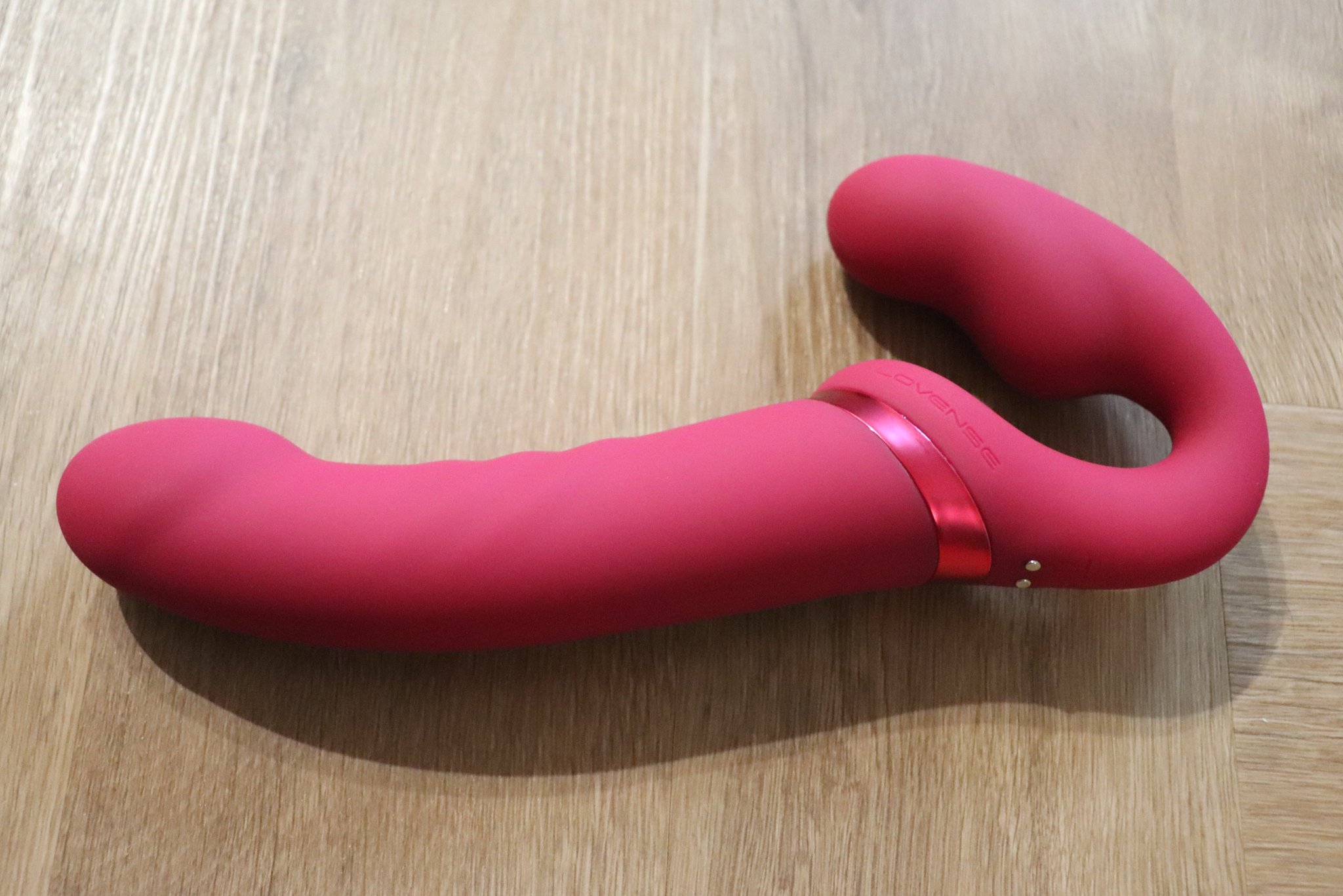 2 pic. The new @Lovense Lapis, the vibrations on the new toy are so amazing, this strapless strapon is perfect for G/G shows! 😍 Can't wait to try it with someone!🤭 https://t.co/t57drjQEm6 https://t.co/KEYC6bk5zN