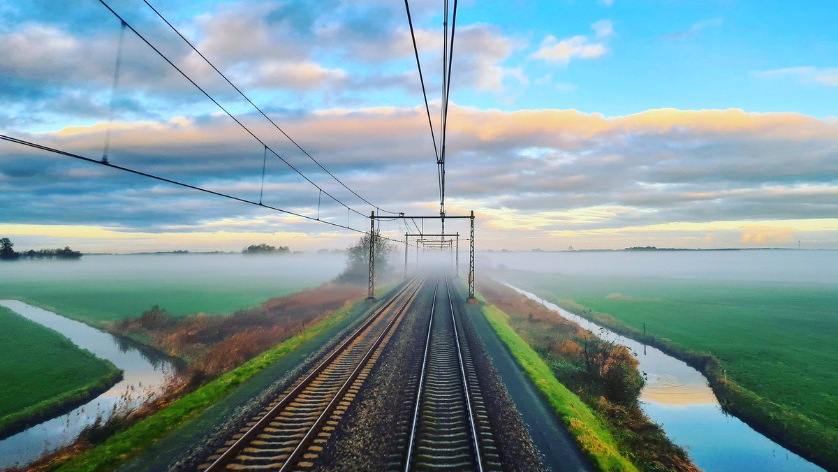 ypma_albert's tweet photo. ‘Jullie zijn zo akelig wijs: alles moet een reden en een doel hebben. Ik ga naar Friesland, niks doen, nergens om. Zonder reden. Omdat ik er zin in heb'.

#Nescio

Beeld: Meppel - Leeuwarden (foto: @StephanVanLoon)

#Fryslân https://t.co/6kziKVUujd