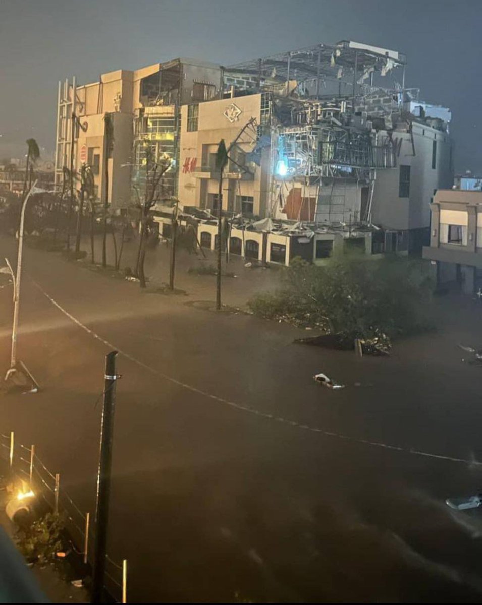 rthur013's tweet photo. Acapulco después del paso de un Huracán categoría 5, #Otis golpeó sin piedad unas horas antes de degradarse a Categoría 4, que aún sigue siendo bastante peligroso https://t.co/v488QUimm1