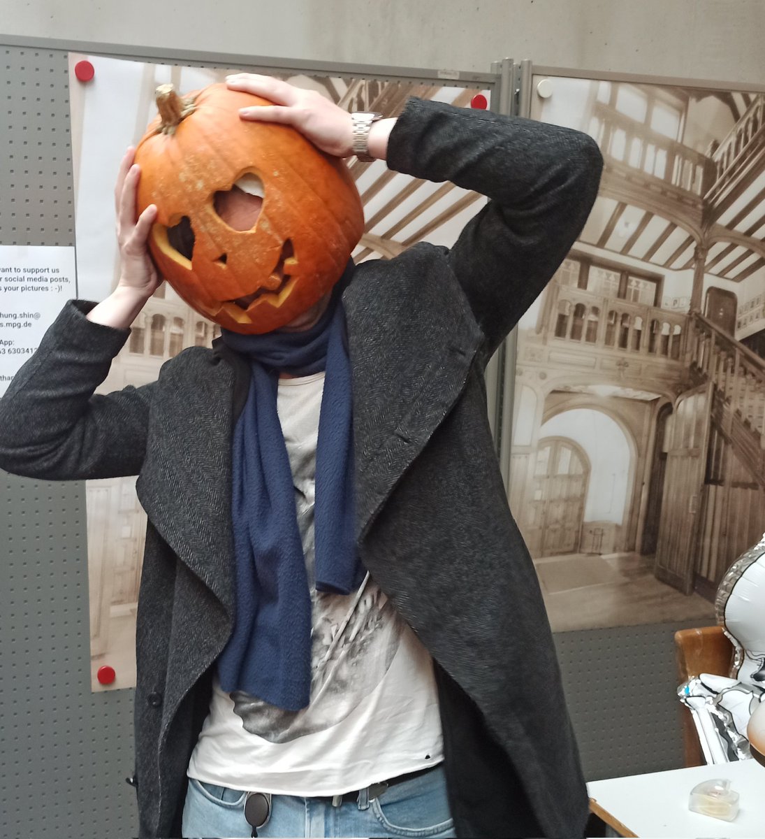 Eugene Kim lab (@ekimlab) on Twitter photo We warmly welcome our new postdoc, Marius Rutkauskas, to the lab! He will be studying the principles of chromosomal organization using single molecule techniques 🔬
He also started preparing for halloween, after a pumpkin carving event at the <a href="/MPIbp/">Max Planck Institute of Biophysics</a> ! We warmly welcome our new postdoc, Marius Rutkauskas, to the lab! He will be studying the principles of chromosomal organization using single molecule techniques 🔬
He also started preparing for halloween, after a pumpkin carving event at the <a href="/MPIbp/">Max Planck Institute of Biophysics</a> !