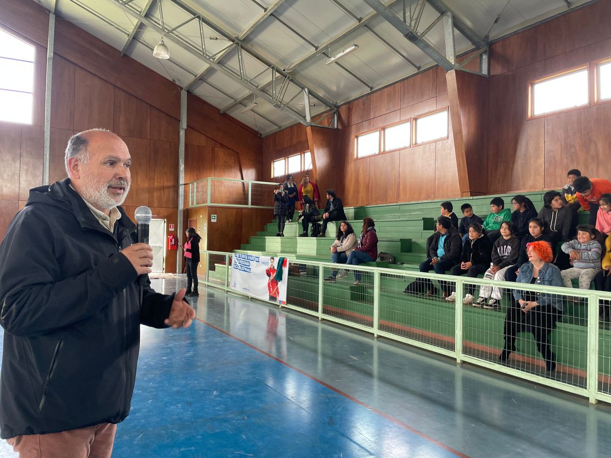 VinculacionUACh's tweet photo. #Acciona en terreno!
Llegamos hasta #IslaHuapi para realizar una jornada de mediación con la Bruja del Mar de @BAFUAChValdivia 👏
Emocionante encuentro con la comunidad, donde se encuentra trabajando la artista Beatriz Hermosilla @UAustraldeChile @culturas_cl @culturaslosrios https://t.co/KtuQtueFbK