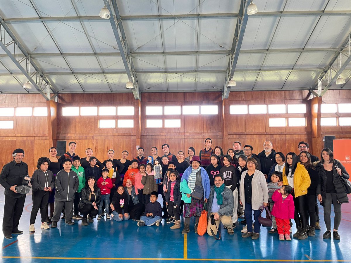 VinculacionUACh's tweet photo. #Acciona en terreno!
Llegamos hasta #IslaHuapi para realizar una jornada de mediación con la Bruja del Mar de @BAFUAChValdivia 👏
Emocionante encuentro con la comunidad, donde se encuentra trabajando la artista Beatriz Hermosilla @UAustraldeChile @culturas_cl @culturaslosrios https://t.co/KtuQtueFbK