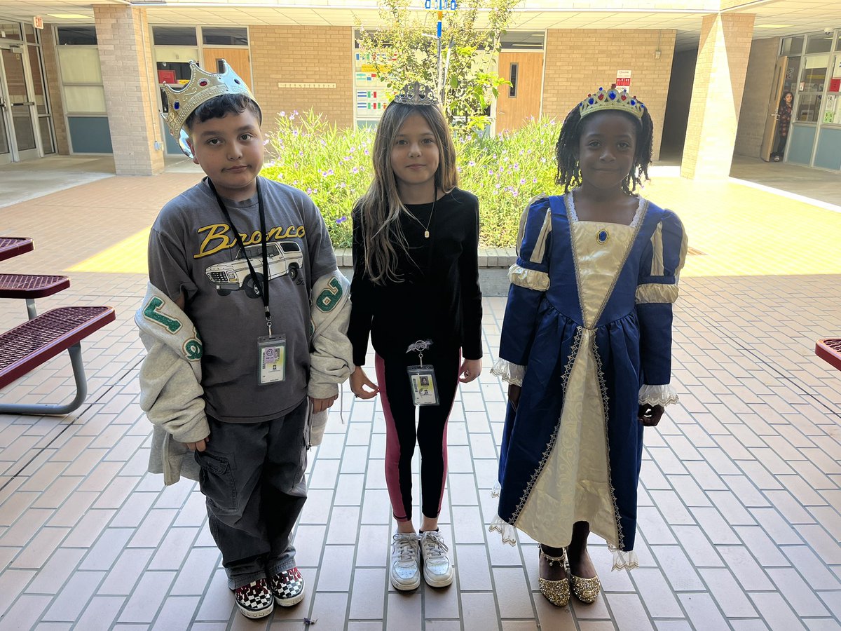 4th grade students dressed up as the Middle Ages to celebrate the end of the unit! @StehlikES_AISD @Garza17D @Stgarner_AP #Education #AldineISD