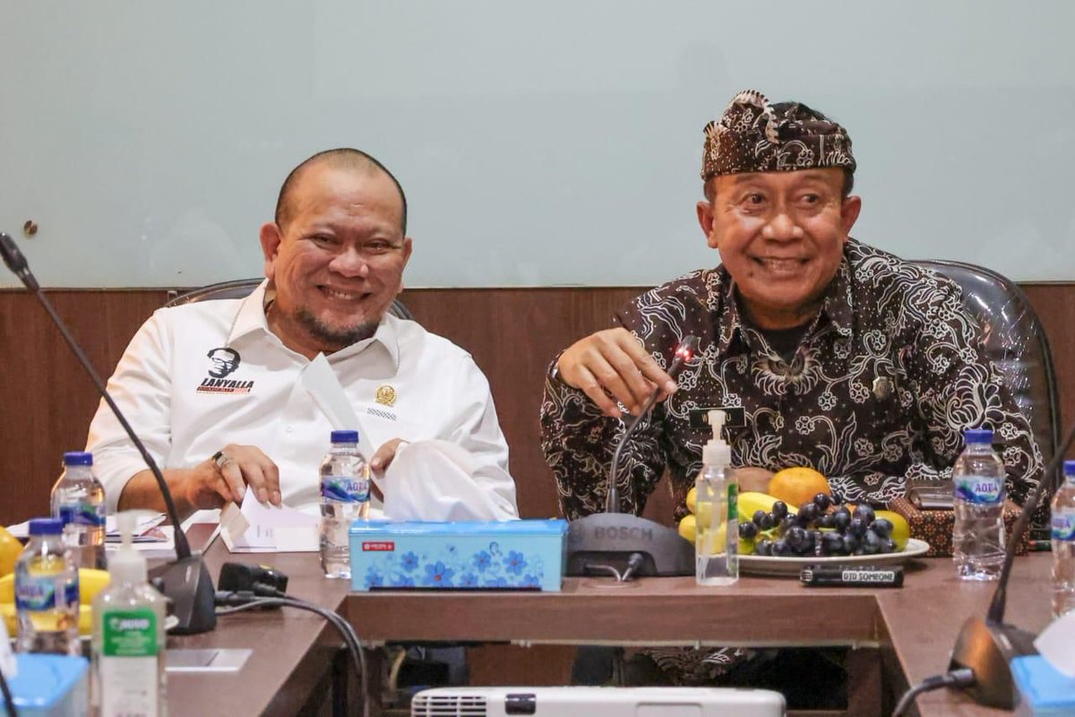patualanggaAsse's tweet photo. SIARAN PERS
Ketua DPD RI
Rabu, 25 Oktober 2023
------------
*Dengar Langsung Gagasan DPD RI dari Wapres ke-6 Try Sutrisno, PHDI Siap Berjuang Kembalikan Sistem Negara ke UUD 1945 Naskah Asli* next..
#LaNyalla #ketuadpdri #dpdri #phdi #uud1945 #SpiritLaNyalla #pancasila https://t.co/wPSibbzvF4