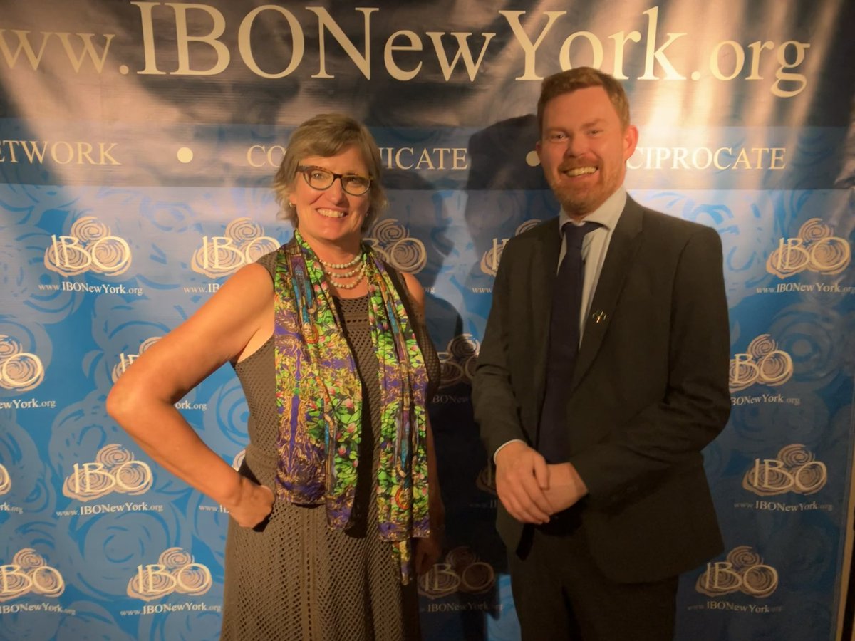 @genemurphy @bankofireland @dunneton @IrishBusinessNY Congratulations to my friends @bankofireland #NYCHub and many thanks for all of your support of @IrishBusinessNY #WomensNetworking & @SoberStPatsDay 🙏 

Enjoyed #StepandRepeating with the legend @genemurphy 

📸 @jcieplinski 
🧣 @jrothwelldesign #StBrigid