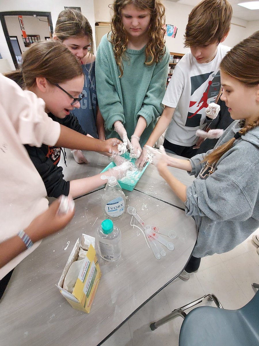 JanetAdamoski's tweet photo. CFMS Red Ribbon Week...making putty to help be kind to your mind!
Smells great, lots of giggles and goop!! #cfms #cfconnect https://t.co/aeK7uGhJAU