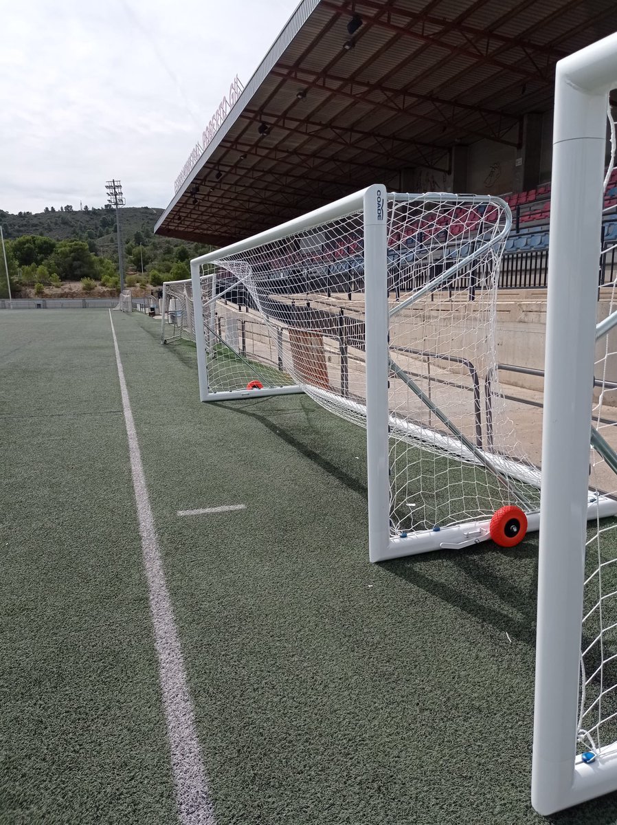 vimassport's tweet photo. ‼️BUENAS TARDES‼️
🔩🪛🛠️
Suministro y montaje de 
🥅PORTERÍAS de futbol 8 para el Ayto de Ribarroja.
Viene con 🚨SISTEMA🚨 de transporte, con lo cual no es necesario cargarlas, cuidando así también la seguridad de los usuarios. 
📩 info@vimassport.es 
☎️964914114 
📲663 96 5244 https://t.co/s9KIKiioEr