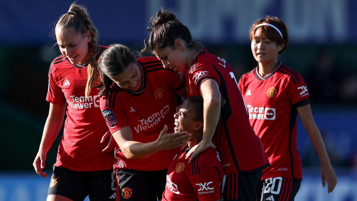 BarclaysWSL's tweet photo. Only three #BarclaysWSL clubs remain unbeaten! 🤩

@ChelseaFCW, @ManCityWomen and @ManUtdWomen https://t.co/g7pAUN2Adc