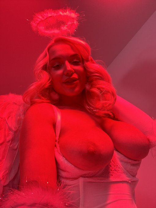 Look in my angel eyes 🪽 I&rsquo;ve got a Halloween surprise for you 👼🏻 My onlyfans is only 6,66 now! Join me👉🏻<a href="/tag/xbiz"class="tags"><span>#xbiz</span></a><a href="/tag/xbizawards"class="tags"><span>#xbizawards</span></a><a href="/tag/xbiz2023"class="tags"><span>#xbiz2023</span></a><a href="/tag/xbizamsterdam"class="tags"><span>#xbizamsterdam</span></a>