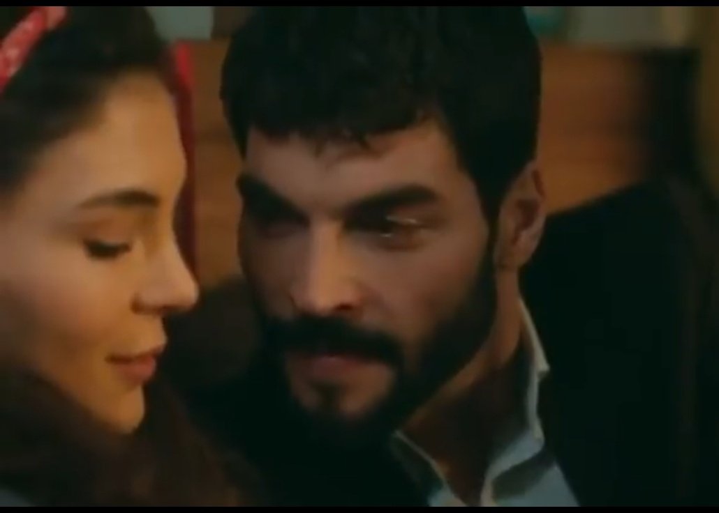 MIRADAS hacia su gran AMOR 
La PAREJA de ORO 
La PAREJA más envidiada 
#AkinAkinözü 
#EbruŞahin 
#Akru