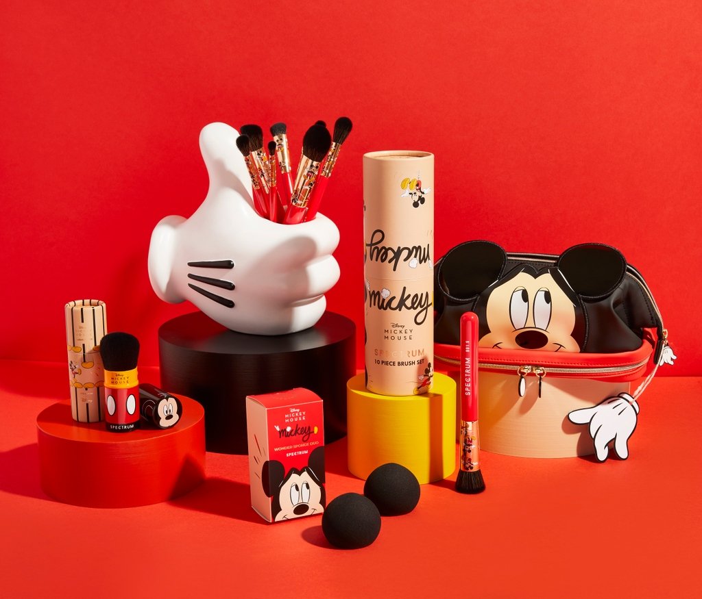 CosmeticsLionel's tweet image. It All Started with a Mouse...🏰 Our iconic Spectrum x Disney Mickey Mouse Collection will be sure to add some magic to your makeup routine ❤️⁠ Today marks 100 Years of #Disney 💫⁠

l8r.it/rSgg

#SpectrumCollections #SpectrumBrushes #Disney #SpectrumxDisney