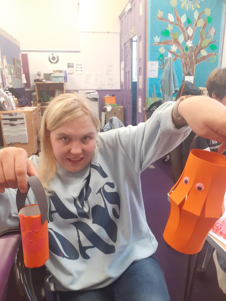 Our young people have had a lovely time at Discovery Youth Centre, enjoying Halloween crafts and celebrations! They got into the Halloween spirit by cooking pumpkin-based soup and pie, making amusing and spooky crafts, and sharing their Halloween stories with friends.
