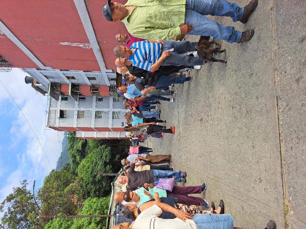9:30 AM | En el centro electoral Campo Elías, en Lídice, los votantes son distribuidos por mesa según los colegios donde votan habitualmente. Más de 100 personas en las colas. 

Elsy Torres, <a href="/ElPitazo/">El Pitazo 95.3fm</a>, #ARI
#PrimariaEnVivo