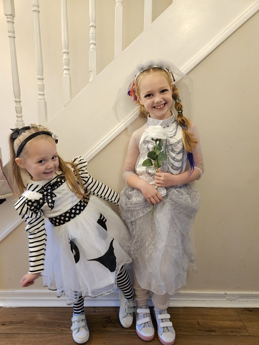 sam_lock11's tweet photo. @malvernprimary very excited going to school in fancy dress today 👻🤍🖤 https://t.co/e2uON3cHKD