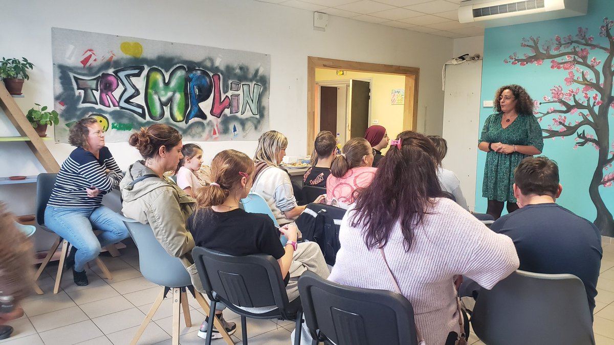 DRelais26centre's tweet photo. Beau moment convivial autour de la remise de diplômes du #CFG à l'accueil de jour Tremplin #sauvegarde26 avec les jeunes, leurs parents et l'équipe.
Partenariat @DRelais26centre et structures en faveur des jeunes 
@DASENDROME @acgrenoble https://t.co/SbVGy9AdRX