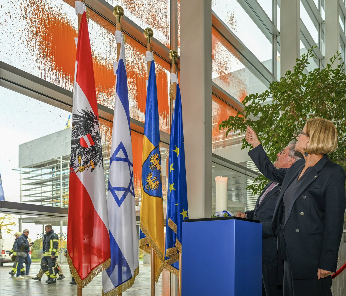 Liebe <a href="/letztegenAT/">Letzte Generation Österreich</a>, unabhängig davon, was grundsätzlich davon zu halten ist, öffentliche Gebäude zu beschmieren, hätte es auf dem doch sehr großen Landhausplatz evtl bessere Orte für diese Unmutsbekundung gegeben. Meinen sie nicht?