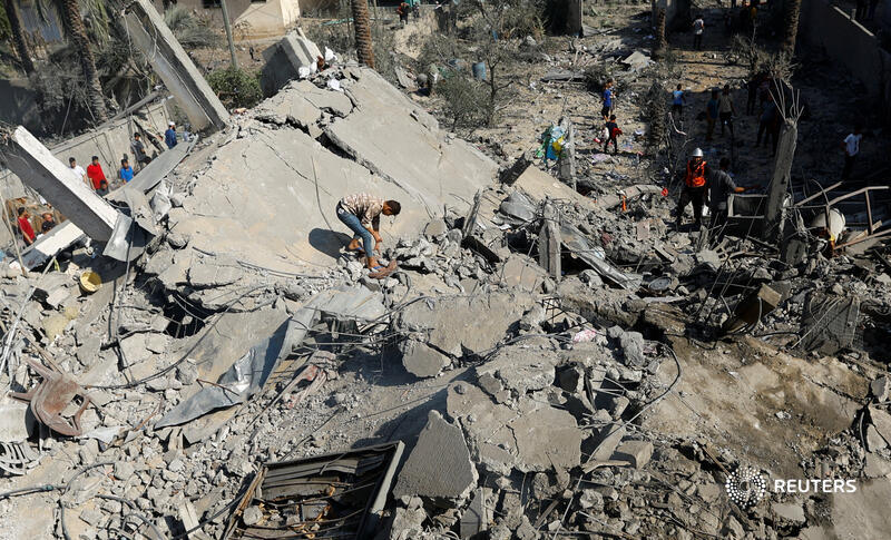Reuters's tweet photo. 🔊 Our reporter @nidalal reports from Khan Younis in Gaza on the hundreds of burials he’s seen take place since Israel’s bombardment began. More on Reuters World News podcast https://t.co/ybjioBlnLz https://t.co/sewqJ5xG7W