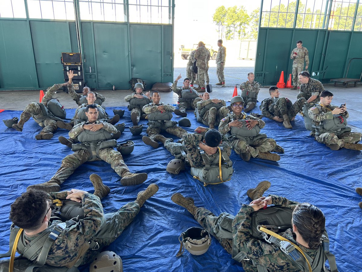 FortLeeUSArmy's tweet photo. Some of our Quartermaster teams collaborated with local joint partners recently for airborne training here at Fort Gregg-Adams and Fort Barfoot.

SSG Kyle Shields, HHC, 23RD QM BDE, served as a jumpmaster.  
#AerialDelivery #StaticLineJump 
*reposted from 266th QM BN fb https://t.co/rFRy7UZEEF