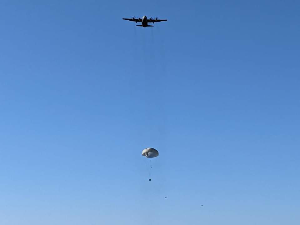 FortLeeUSArmy's tweet photo. Some of our Quartermaster teams collaborated with local joint partners recently for airborne training here at Fort Gregg-Adams and Fort Barfoot.

SSG Kyle Shields, HHC, 23RD QM BDE, served as a jumpmaster.  
#AerialDelivery #StaticLineJump 
*reposted from 266th QM BN fb https://t.co/rFRy7UZEEF