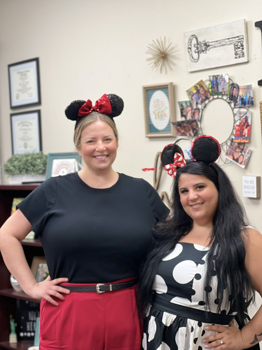 TheTigerSuite's tweet photo. Disney Day at THS ✨Your dreams come true when you stay drug-free✨ #RedRibbonWeek #THSTigers #StayDrugFree https://t.co/sxHi9kMYxL