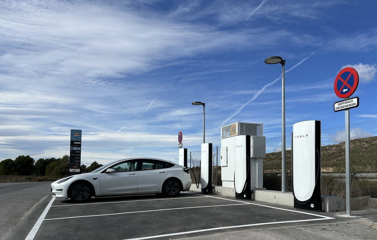 TeslaCharging's tweet photo. New Tesla Supercharger: Hellín, Spain (4 stalls) 
https://t.co/2vvqlBS9TJ https://t.co/OfJLzwolqc