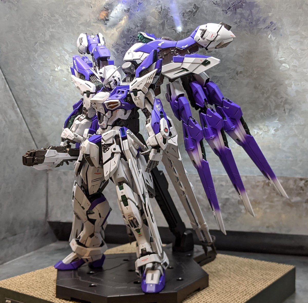 midorin_panini's tweet photo. 【完成】
MGEX  Hi-Sフリーダムガンダム

UCとCEの主役機の融合。
MGEXストライクフリーダムをベースとし、オールレンジ持ち主役ガンダムの先輩であるHi-νをモチーフに、MGフリーダムver2.0などをミキシングして製作しました。
長年温めていたネタをようやく形にできました。
#モデフェス2023 https://t.co/0LiY8kimlF