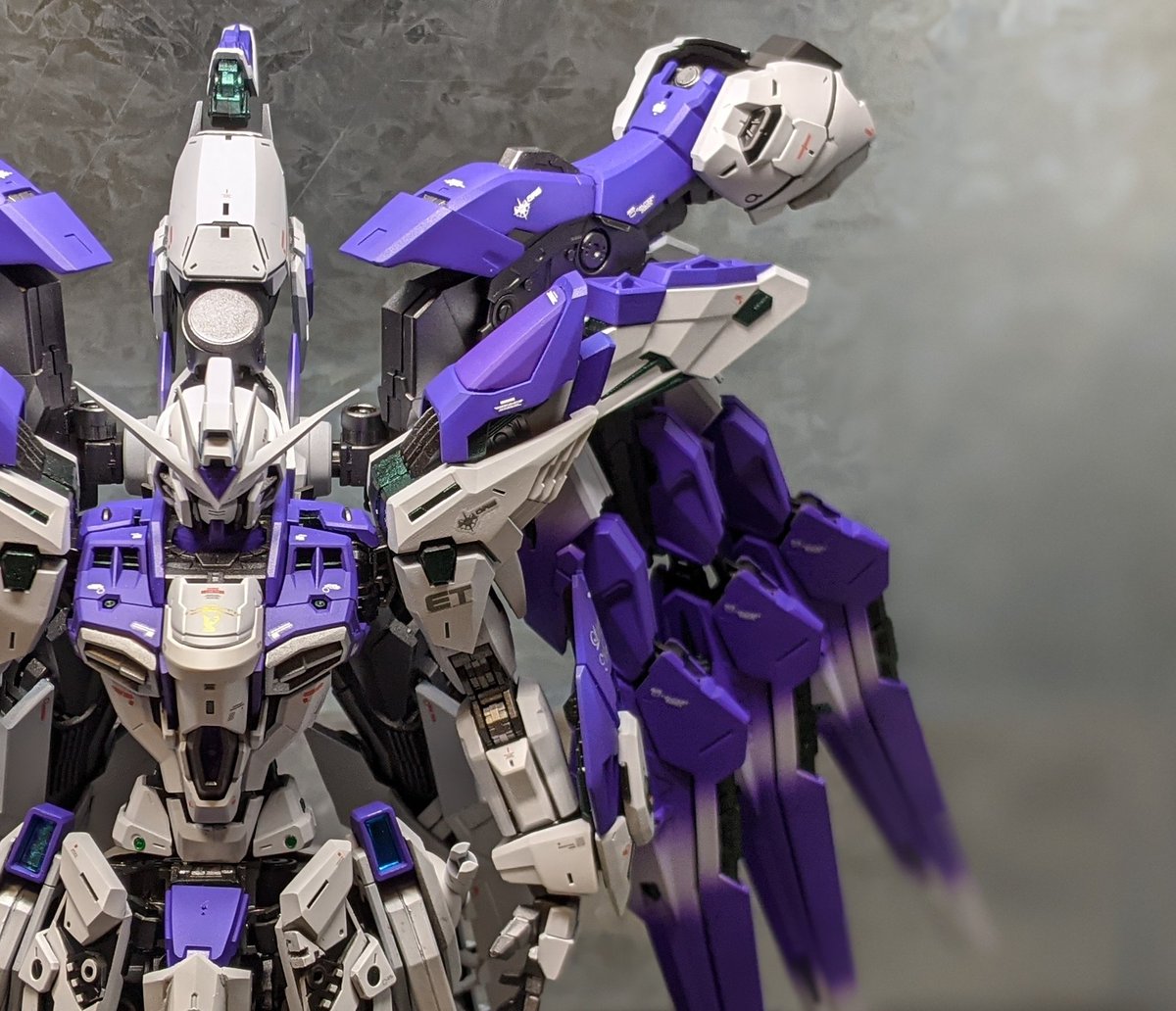midorin_panini's tweet photo. 【完成】
MGEX  Hi-Sフリーダムガンダム

UCとCEの主役機の融合。
MGEXストライクフリーダムをベースとし、オールレンジ持ち主役ガンダムの先輩であるHi-νをモチーフに、MGフリーダムver2.0などをミキシングして製作しました。
長年温めていたネタをようやく形にできました。
#モデフェス2023 https://t.co/0LiY8kimlF
