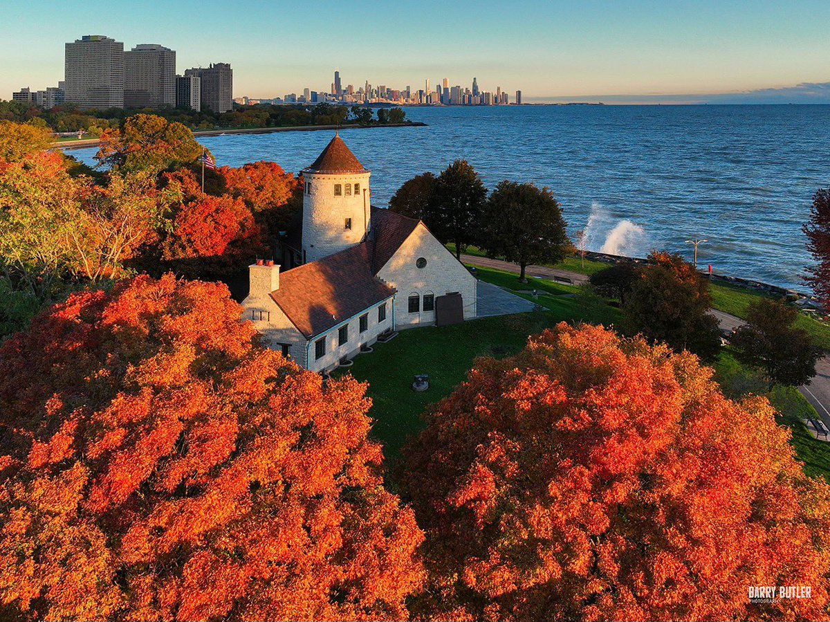 barrybutler9's tweet photo. This week, Autumn's Awesomeness is on display at Promontory Point.  This past Sunday in Chicago's Hyde Park.  #chicago #autumn #ilwx https://t.co/MlPSEKIVnu