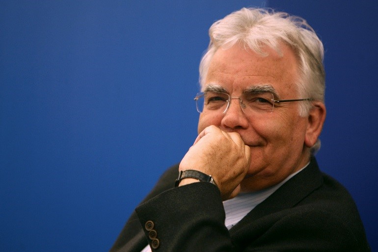uk_theatre's tweet photo. Following the sad news of the loss of Bill Kenwright CBE, many theatres will be honouring his career at 7pm on Thursday 26 October by dimming their lights, paying tributes on their screens or washing their theatres in Everton blue. 
Please find our press release below. https://t.co/RFntMMnUFb