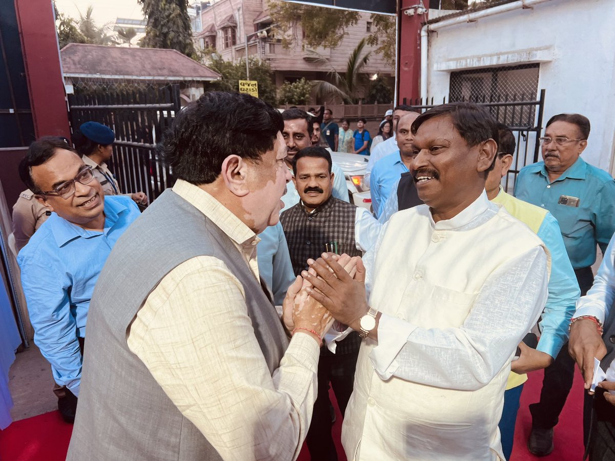 TRIFED द्वारा अहमदाबाद में आयोजित आदि महोत्सव शुभारंभ कार्यक्रम में सम्मिलित होने हेतु पधारे गुजरात के मुख्यमंत्री श्री भूपेन्द्र भाई पटेल एवं केंद्रिय जनजातीय मंत्री श्री अर्जुन मुंडा जी का स्वागत किया।
@Bhupendrapbjp 
@MundaArjun