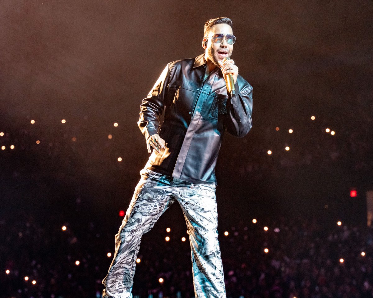 planetbomba's tweet photo. 🔥 Romeo Santos put on an amazing SOLD-OUT show at the Allstate Arena last night! The crowd was electric, and everyone was singing and dancing. 🎶 #RomeoSantos #AllstateArena #SoldOut https://t.co/IirtmQeoDI