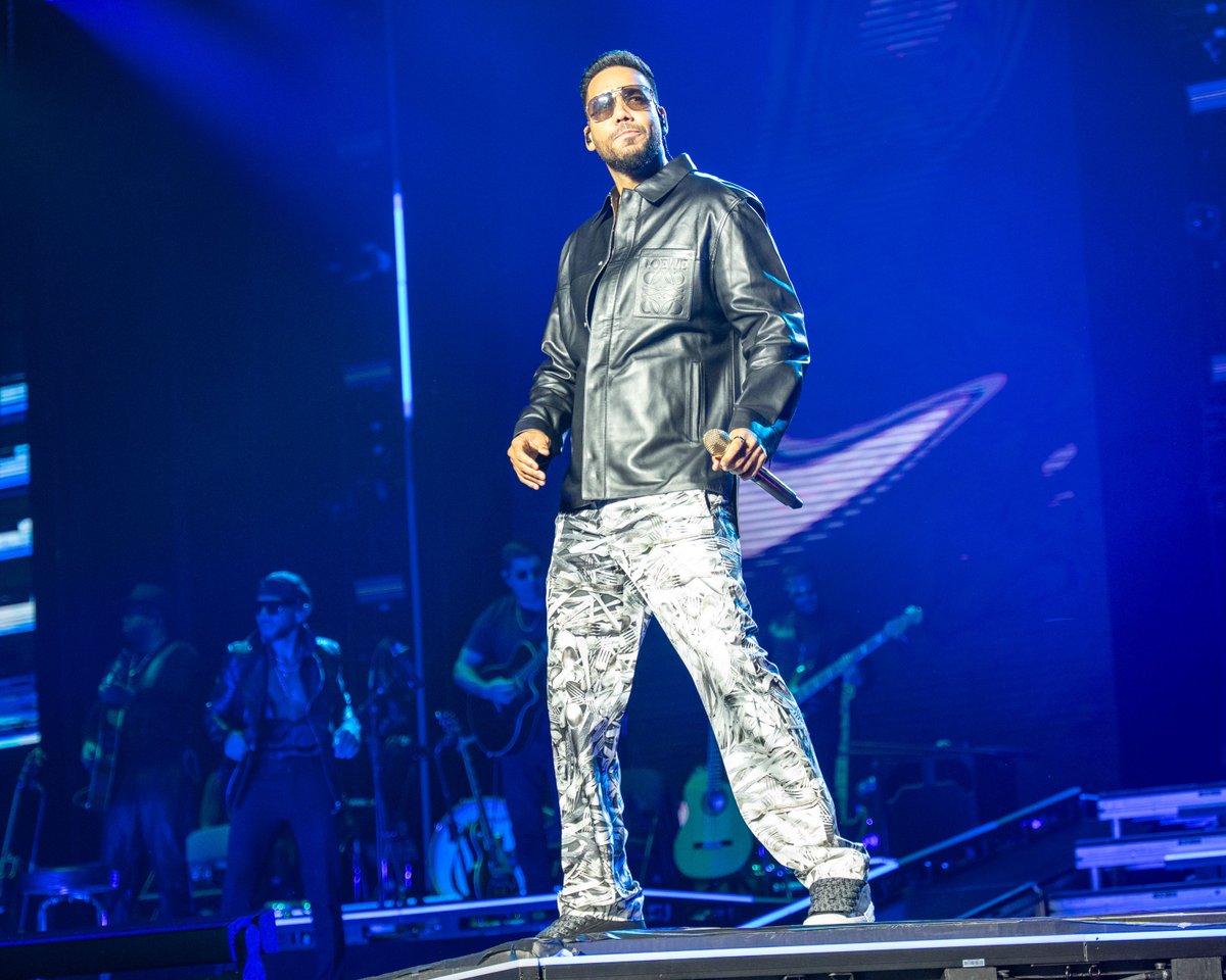 planetbomba's tweet photo. 🔥 Romeo Santos put on an amazing SOLD-OUT show at the Allstate Arena last night! The crowd was electric, and everyone was singing and dancing. 🎶 #RomeoSantos #AllstateArena #SoldOut https://t.co/IirtmQeoDI